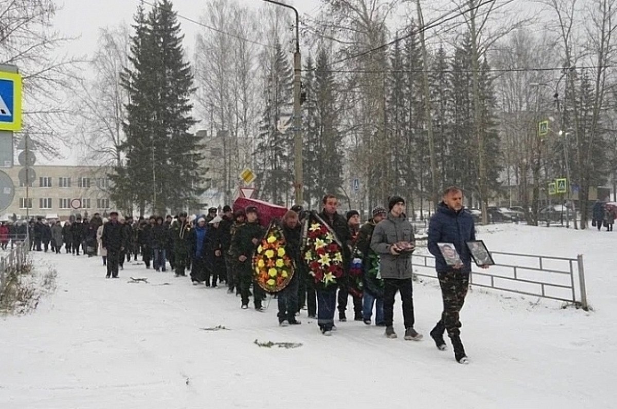    Погибшего на СВО 45-летнего мужчину похоронили в Горноуральском ГО