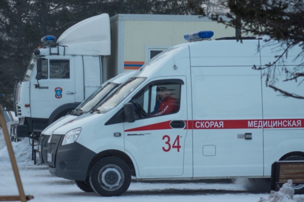    К детской площадке подъехала скорая помощь.