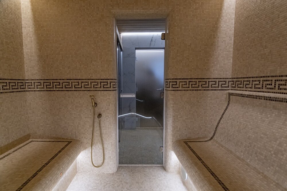 Обратите внимание, насколько красиво смотрится стеклянная дверь в интерьере парной.