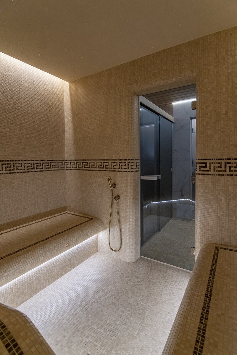 Сейчас чаще всего в хаммам заказывают акриловые прозрачные или классические алюминиевые ручки с обеих сторон, как видно на фото.