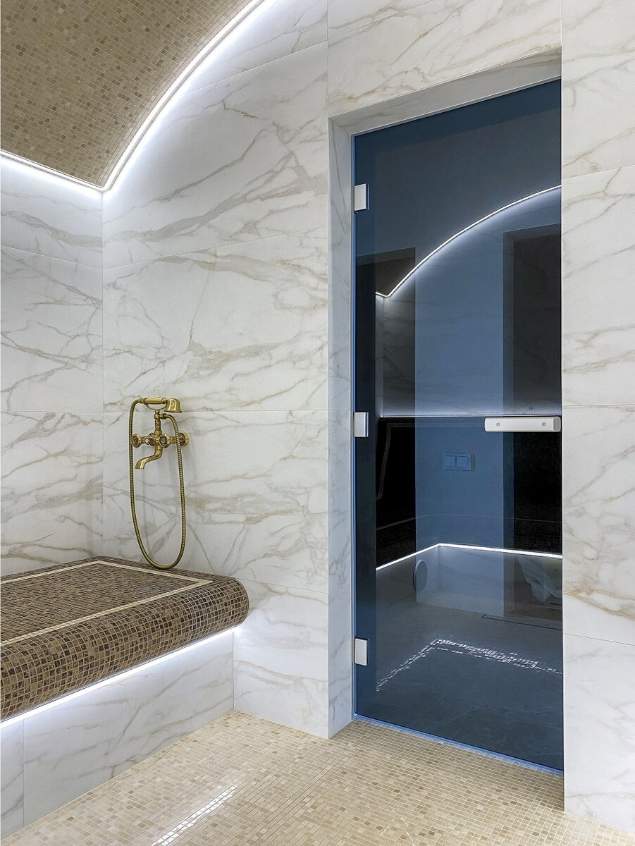 Серое стекло придаёт элегантности и нотку модерна в сочетании со светлым керамогранитом. 