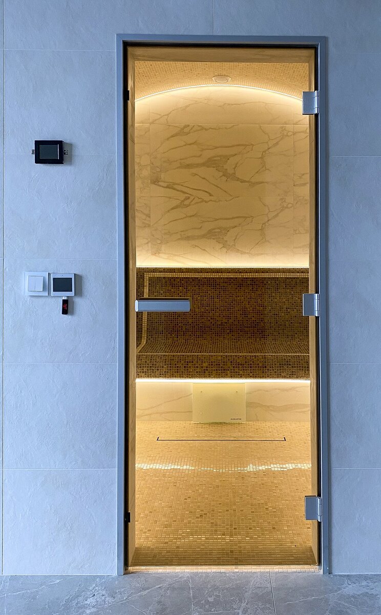 Вы можете убедиться, как стильно и современно выглядит стеклянная дверь как снаружи, так и изнутри.