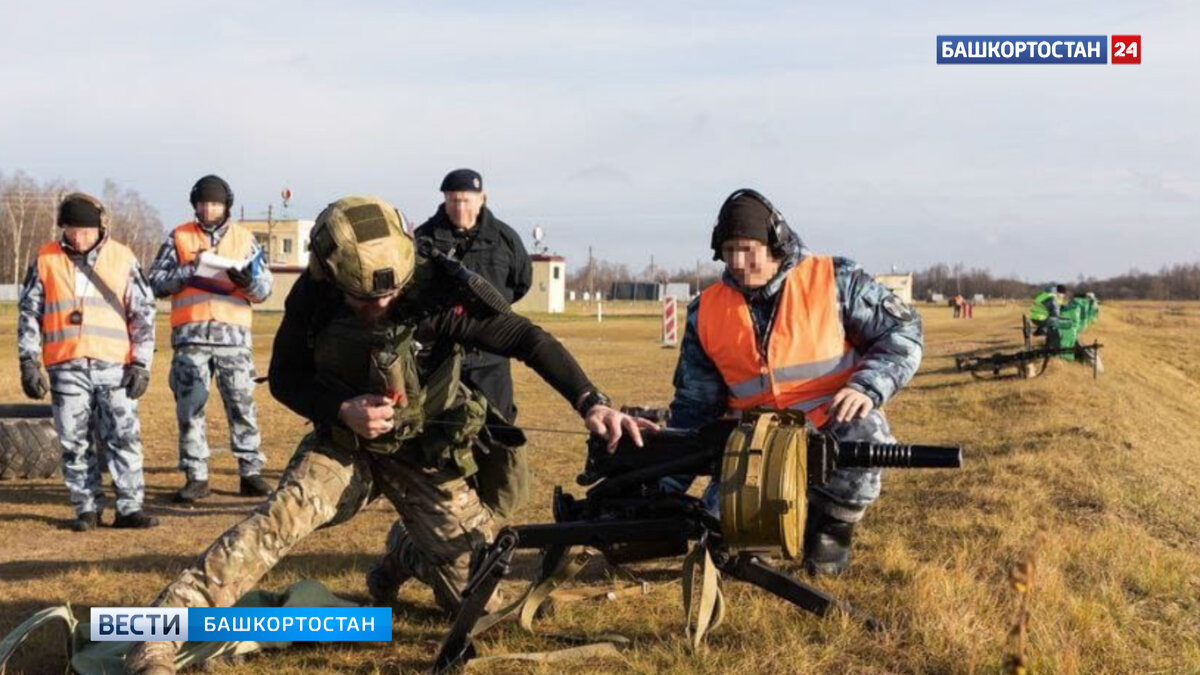    В России таких всего четыре: сотрудник Росгвардии из Башкирии получил золотой значок ОМОН