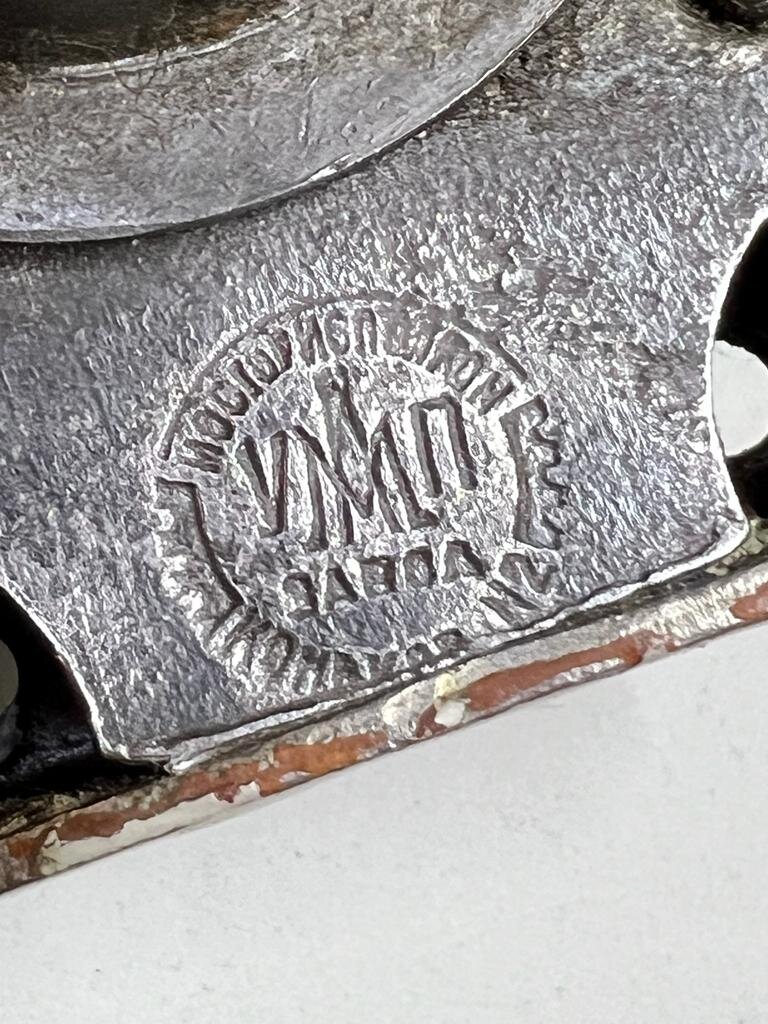 Клеймо на накладном замке Завода коньков N2 Мосгорисполкома.