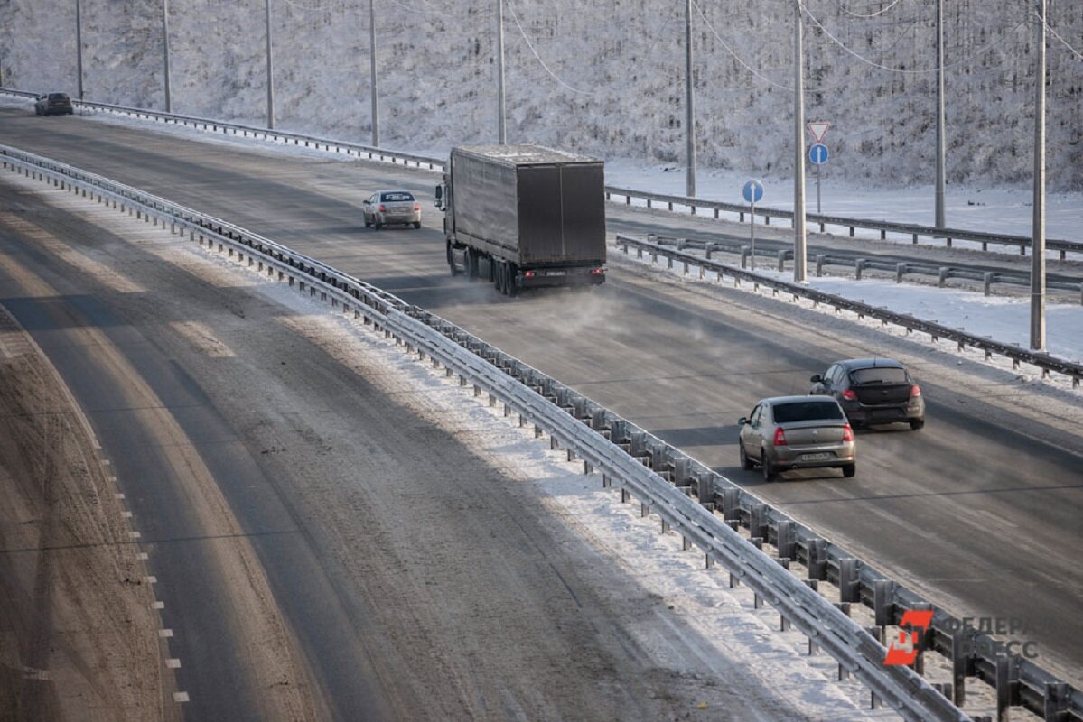 Большегрузы продолжают портить имущество города.  Фото: Фото: ФедералПресс/Евгений Поторочин