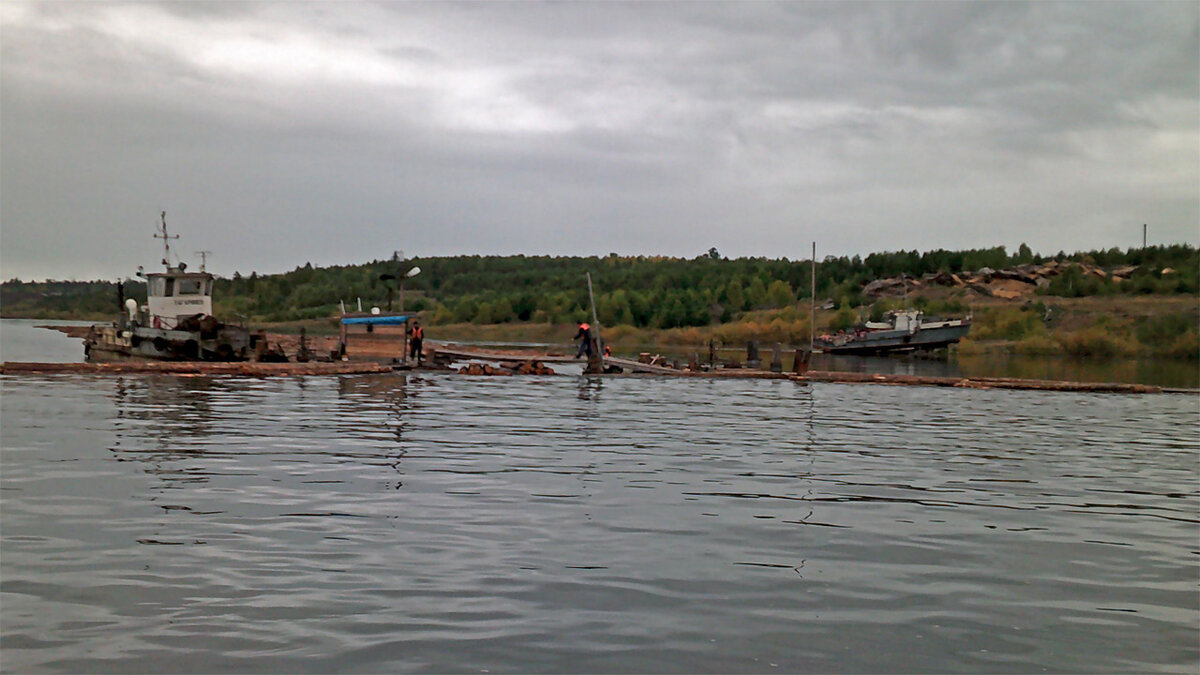     Сборка плотов около берега