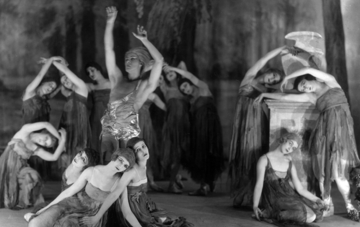 Фото Анна Павлова во время выступления в «Осенних листьях» - одном из ее хореографических произведений./ Анна Павлова на снимках Джеймса Эббе / Источник фото > humus в ЖЖ