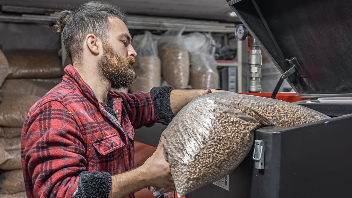 *Загрузка пеллетов в твердотопливный котел