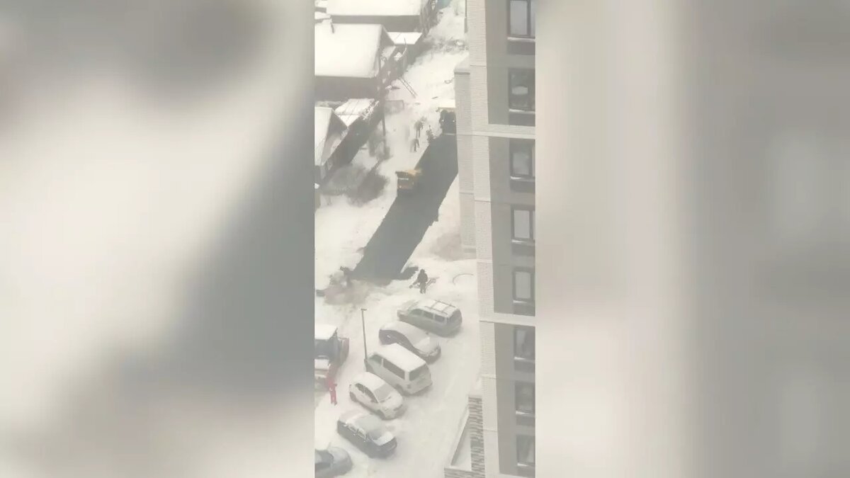     Дорожники Ижевска снова решили закатать асфальт в снег возле ЖК «Сказка».