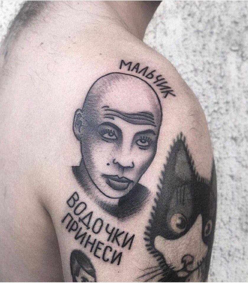 Топ подборка смешных татуировок. Попробуйте понять, что хотели этим ...