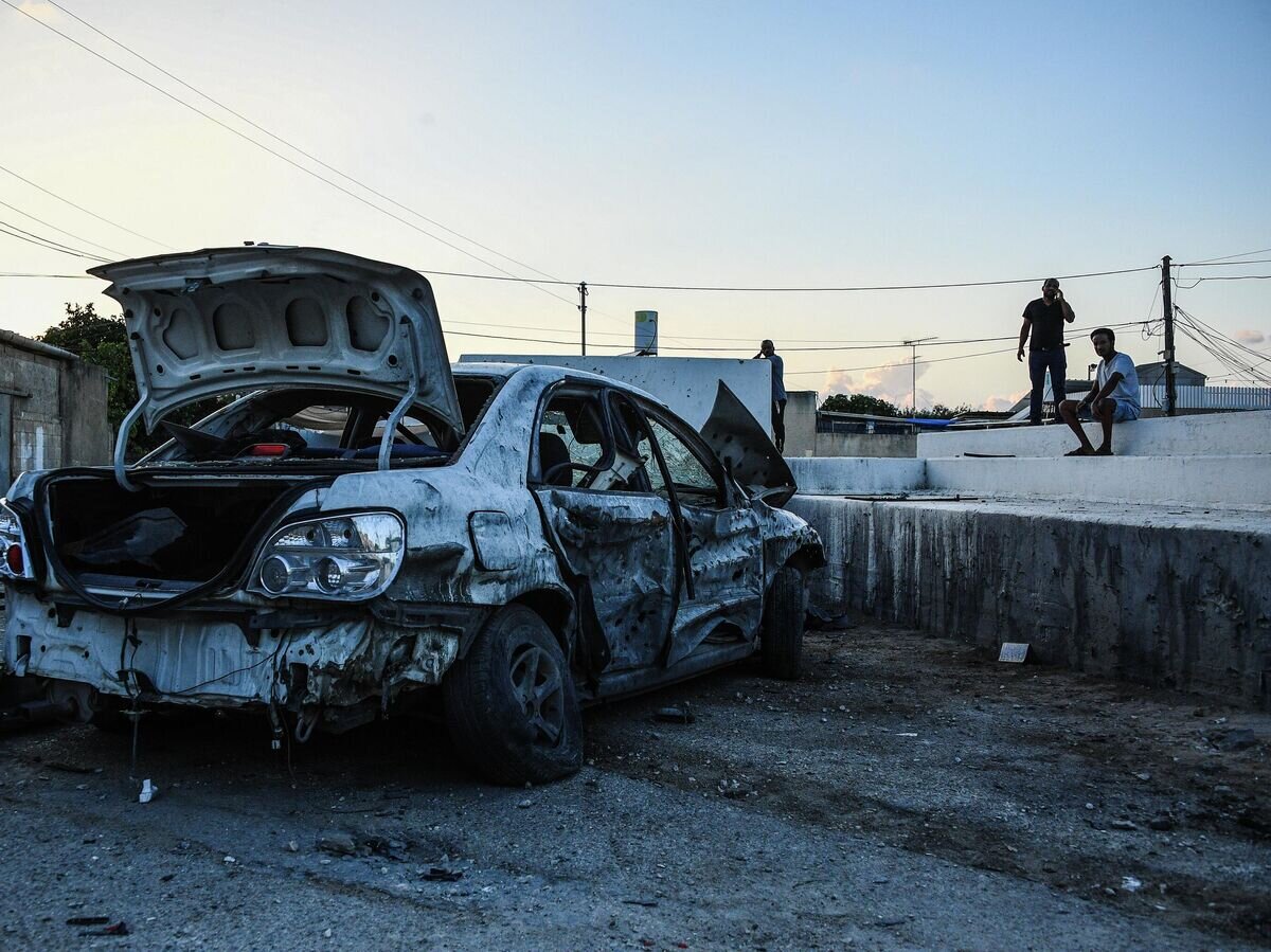    Сгоревший автомобиль на улице Ашкелона после ракетного обстрела со стороны сектора Газа© РИА Новости / Стрингер
