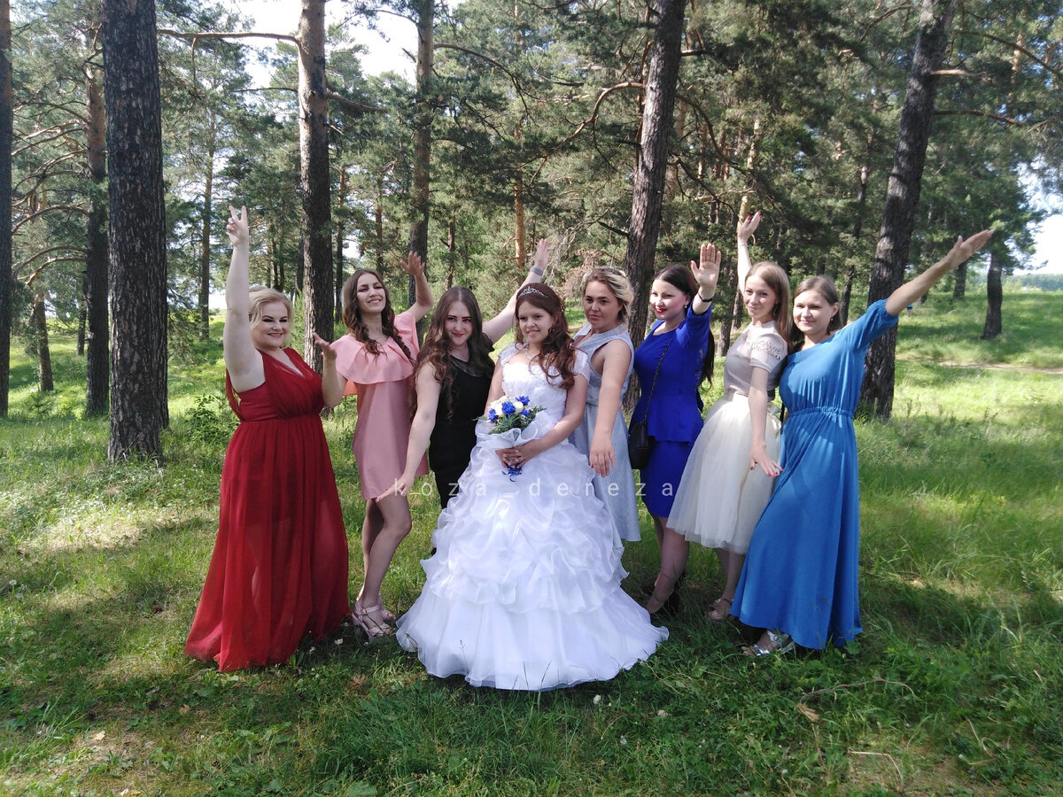 Счастливые, веселые и довольные провожали Олесю в семейную жизнь. Это фото было сделано в потрясающем месте с невероятными видами -  село Александровское, Красноуфимский округ в Свердловской области, фото автора статьи 