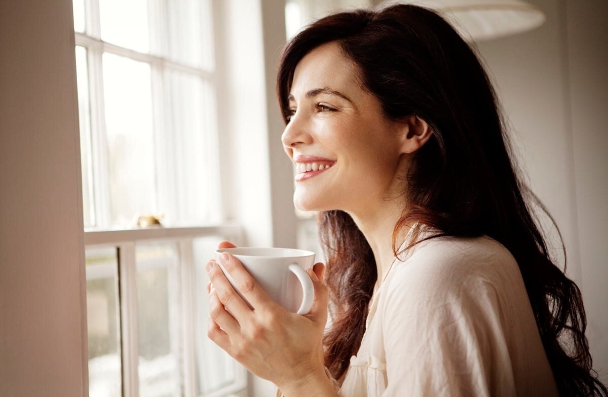 первая любовь. мужчина и женщина за столиком. женщина с чашкой кофе. девушка с кружкой чая на природе. две руки.