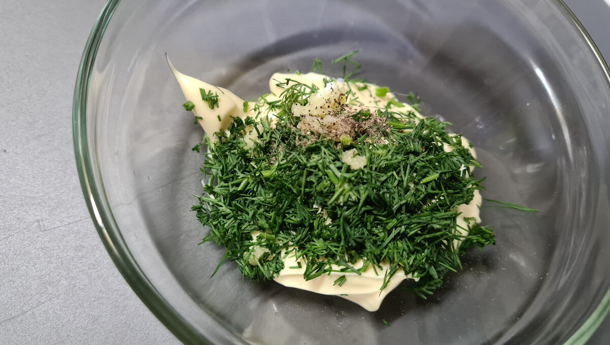 для намазки смешиваем майонез, укроп, чеснок и перец