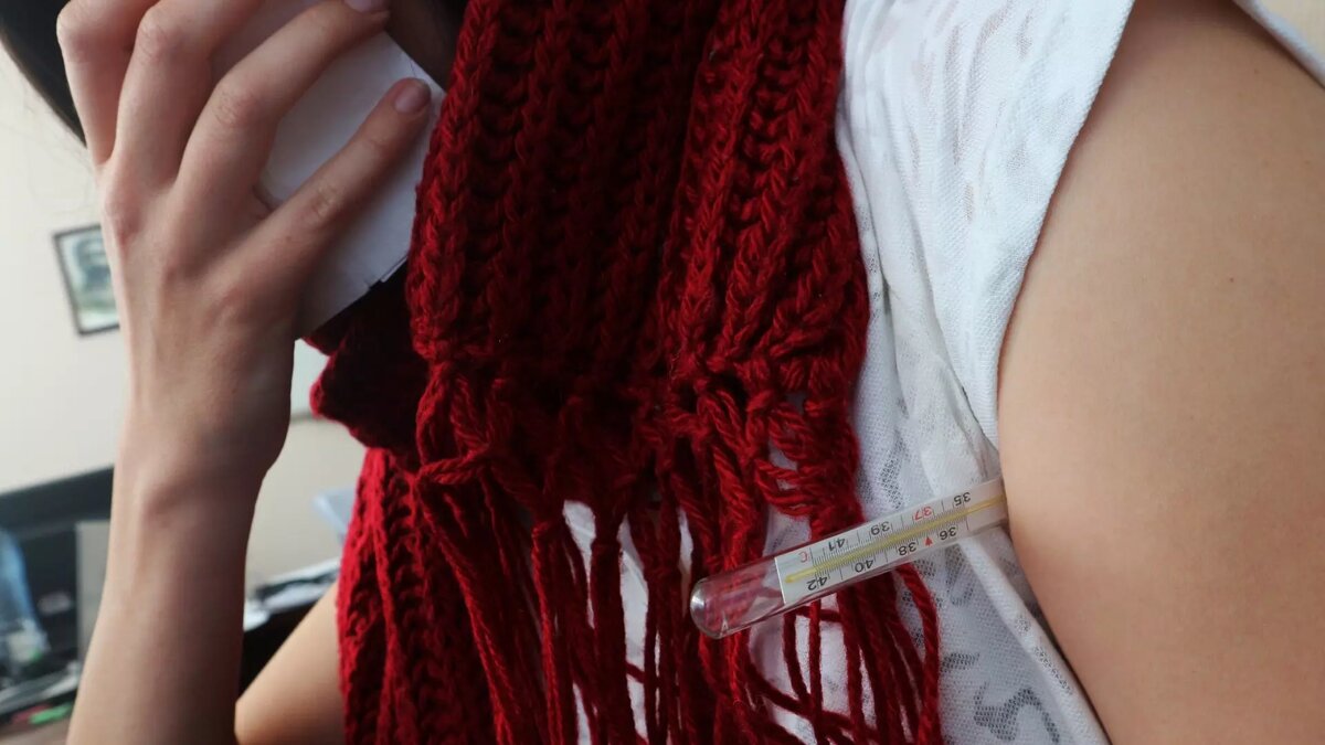     За последнюю неделю в Нижегородской области выросла заболеваемость острыми респираторными вирусными инфекциями. В то же время СМИ облетела новость о новой неизвестной форме ОРВИ, которая якобы может длиться несколько недель. Разбираемся, что известно об этой простуде.