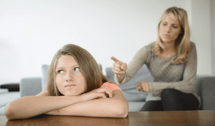 Девушка леимтна диване. Ссора мужчины и женщины. Фото задумчивой девушки подростка. Ленивый человек. Пассивная девочка.