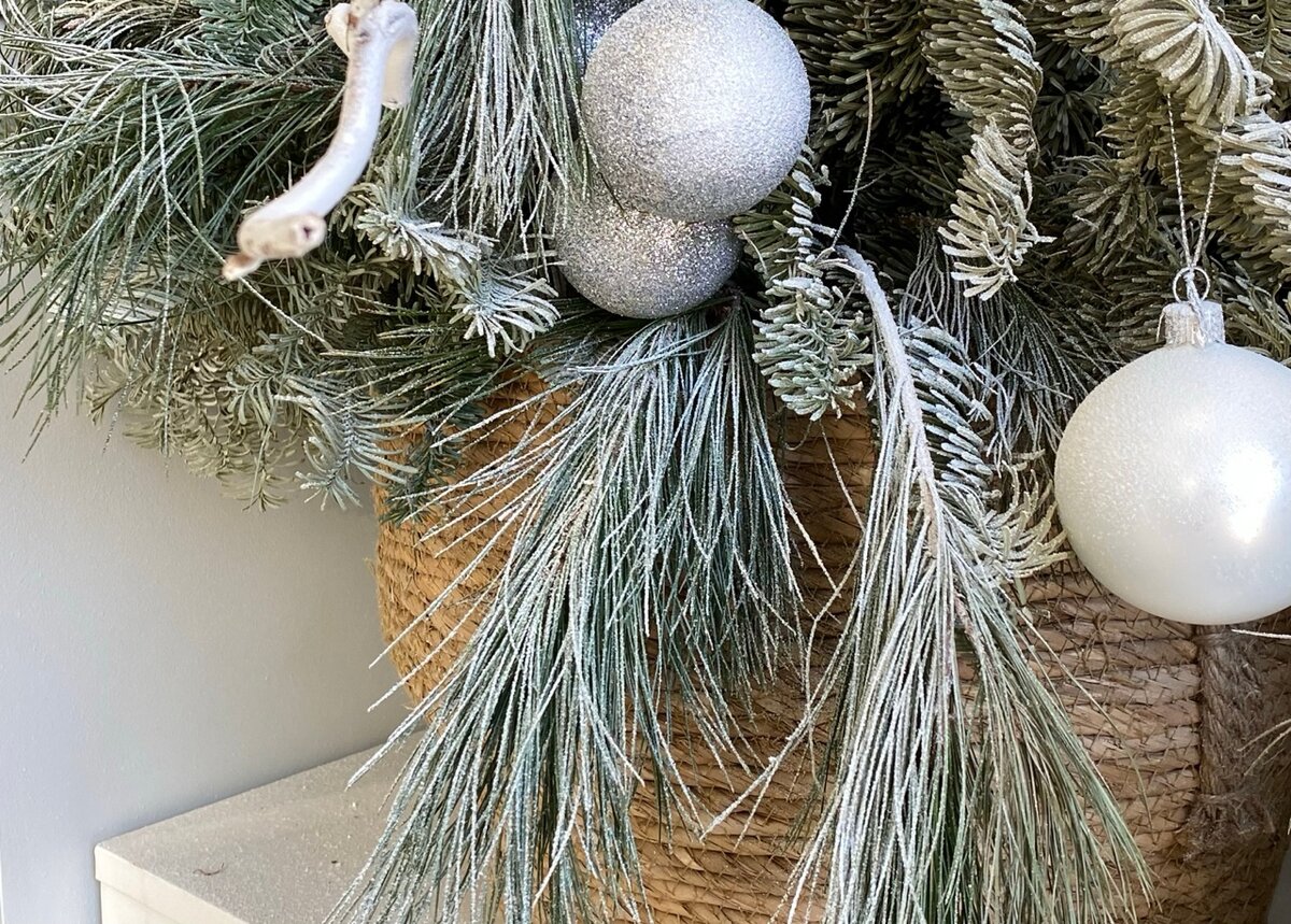 Композиция в корзине, присыпанная искусственным снегом