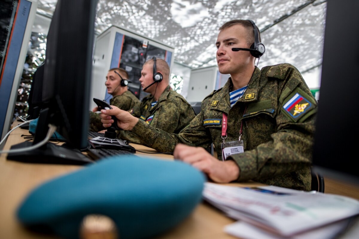 Военно ведение. Военный за компьютером. Информационные войска. Войска информационных операций. Информационные технологии в армии
