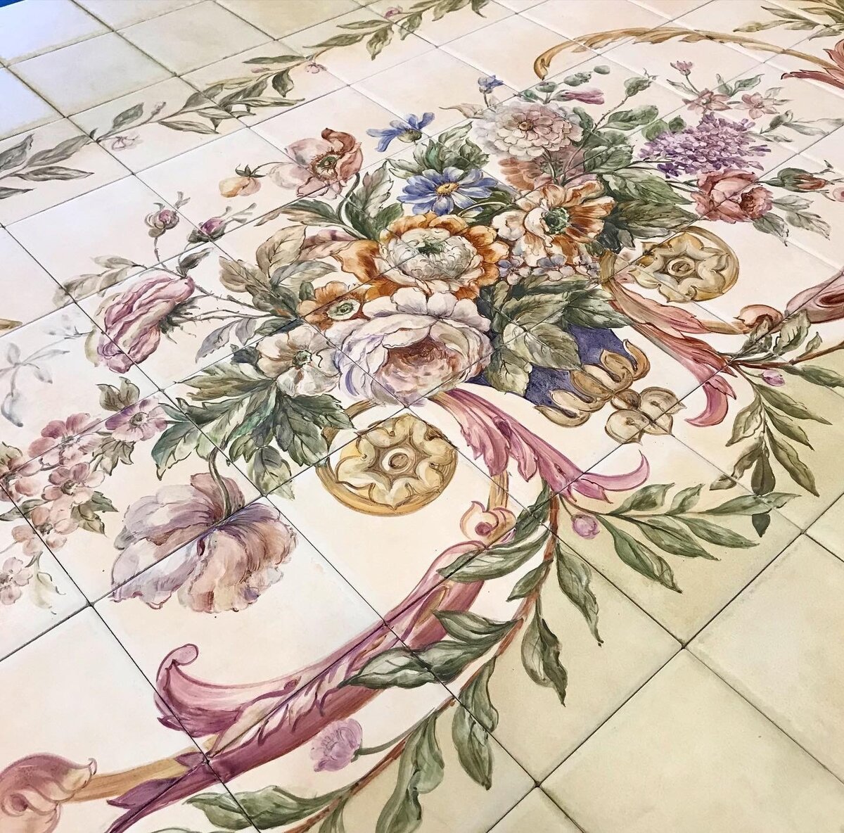 Панно из керамической плитки расписано на заказ для оформления зоны «фартука» над рабочей столешницей кухонного гарнитура в классическом стиле 