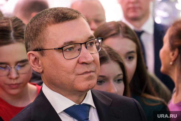    Уральский полпред Владимир Якушев помог школьникам увидеть стенд Курганской области