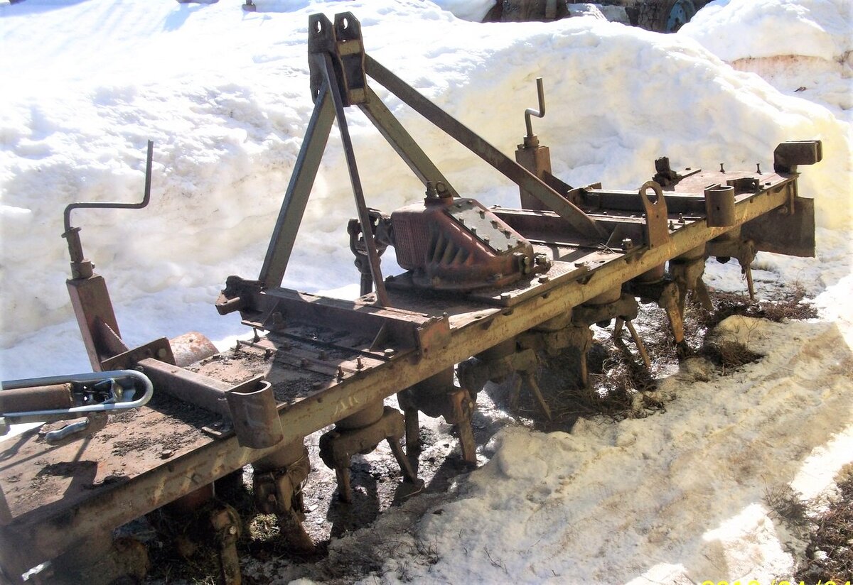 Здесь культиватор КВФ-2.8 уже без катка и с поставленными вперед колесами от культиватора КФК-2.8. Но еще целый, не укороченный.  Листайте вправо, там дальше показан весь процесс переделки этого культиватора. Фото автора.