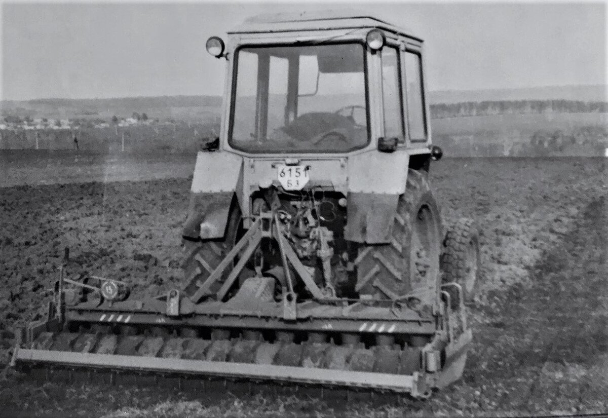 1993 год. Культивация осенней вспашки под посадку картофеля. Фото автора. Листайте вправо. 