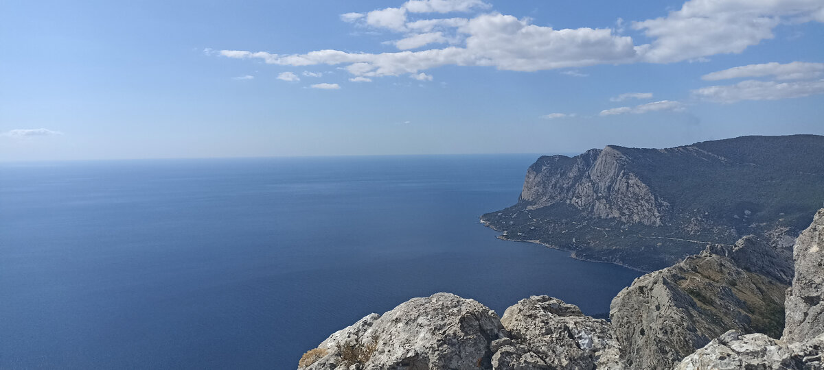 Вид с горы Ильяс-кая на Черное море (Крым). Фото автора.