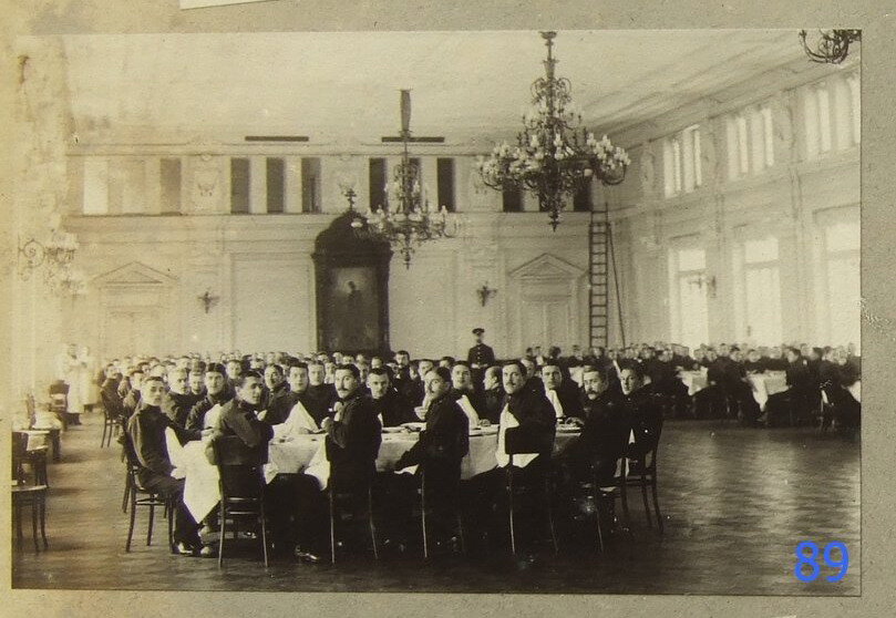 Столовый зал училища предназначался не только для приема пища, но и для проведения официальных мероприятий и торжественных молебнов. 