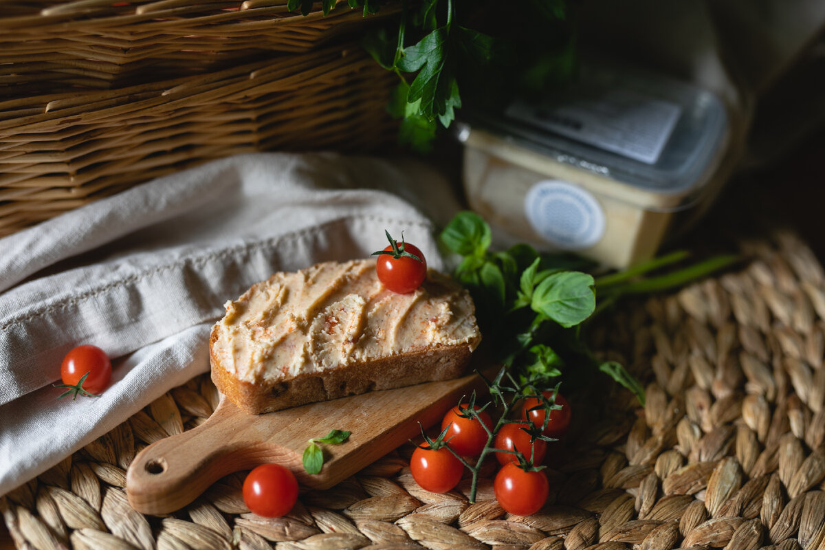 Бутерброд с плавленым сыром. Помидорная намазка. Сливочное масло томат. Сливочное масло томат. Сливочное масло томат.