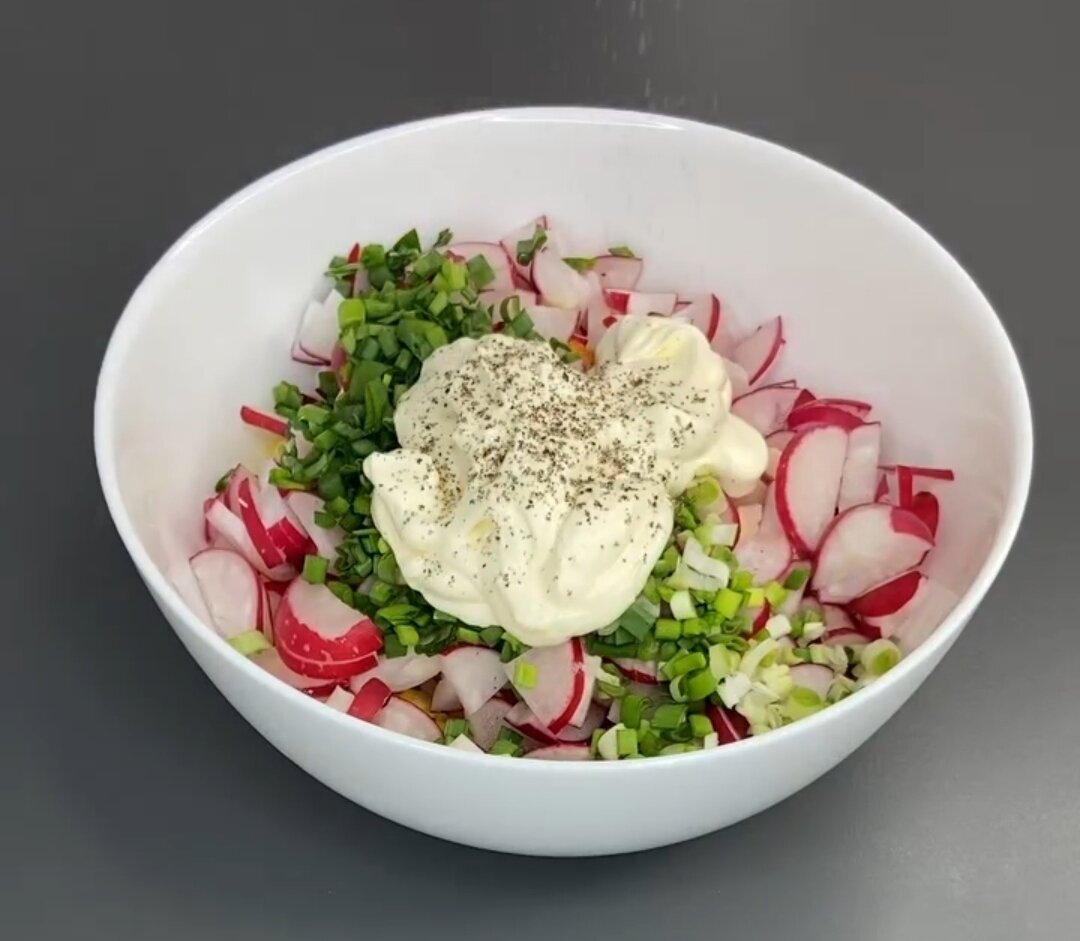 Ингредиенты:* Копченая куриная грудка;* Яйца - 3 Шт;* Редис - 200-300 г;* Зеленый лук* Сметана (майонез)* Перец черный перец