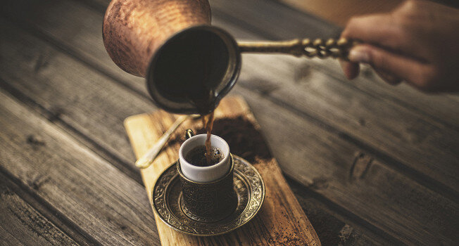 ПОШАГОВАЯ ИНСТРУКЦИЯ ОТ ВЫБОРА ТУРКИ ДО ТОНКОСТЕЙ ПРИГОТОВЛЕНИЯ Приготовление кофе в турке — это не только красиво, но и экономно. И на вкус сваренный дома кофе может ничуть не уступать чашке эспрессо.