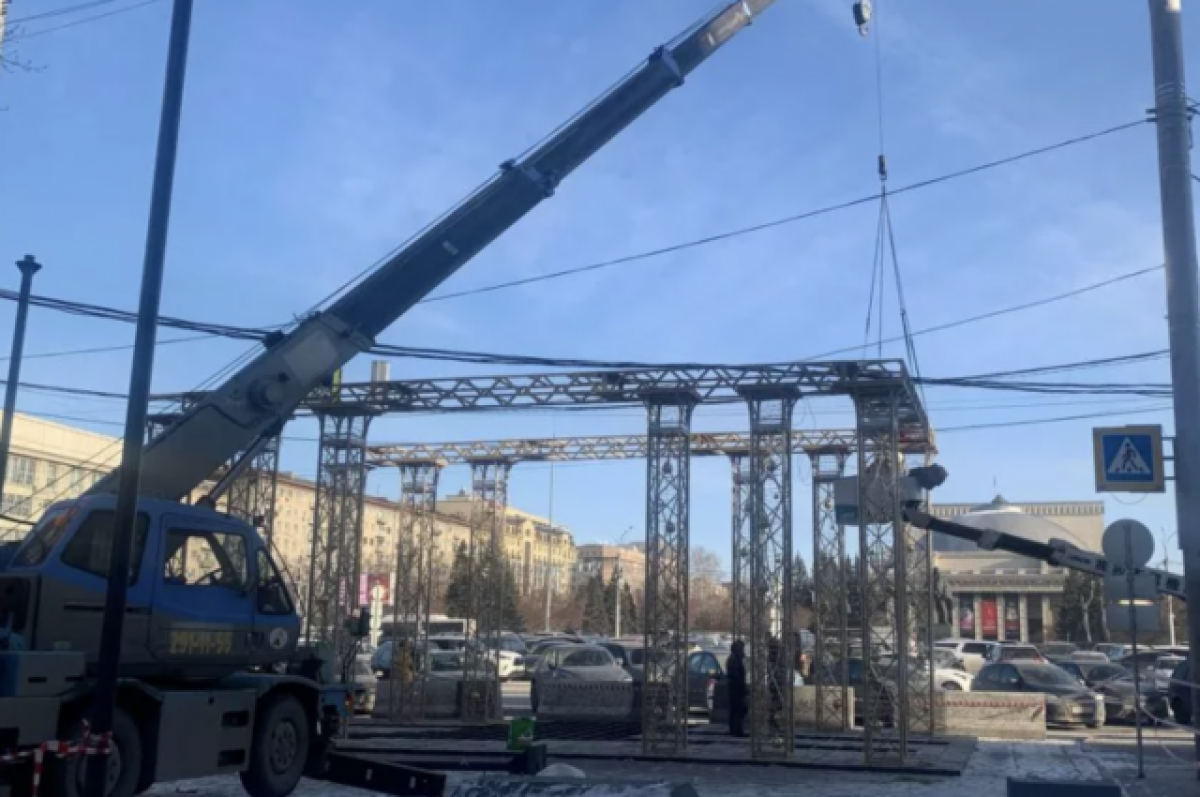    В Новосибирске устанавливают новогоднюю светящуюся арку на улице Ленина