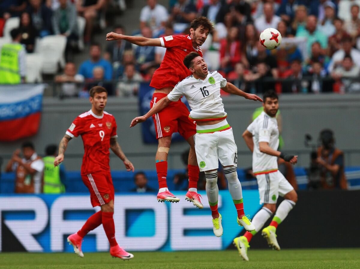    Федор Смолов (Россия), Александр Ерохин (Россия) и Эктор Эррера (Мексика) во время матча Кубка конфедераций-2017 по футболу между сборными Мексики и России. 24 июня 2017© РИА Новости / Антон Денисов