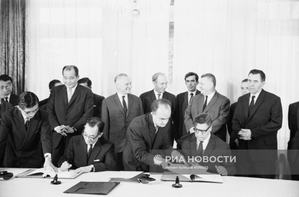 Министр рыбного хозяйства СССР Александр Ишков и министр иностранных дел Японии Такэо Мики во время подписания договора об экономическом сотрудничестве. Москва, 1967 год.