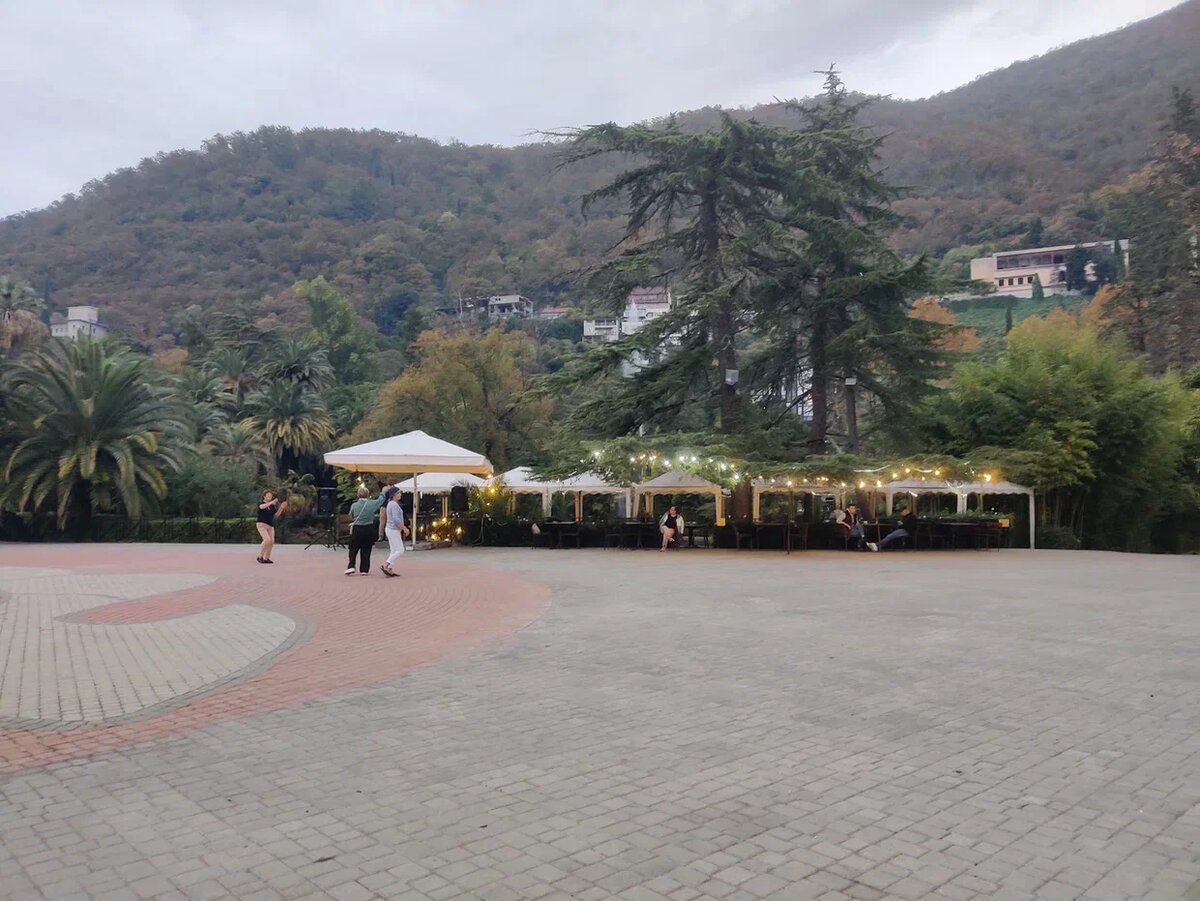 Приморский парк в Гагре. Кафе BOOM. фото Светы Давыдовой