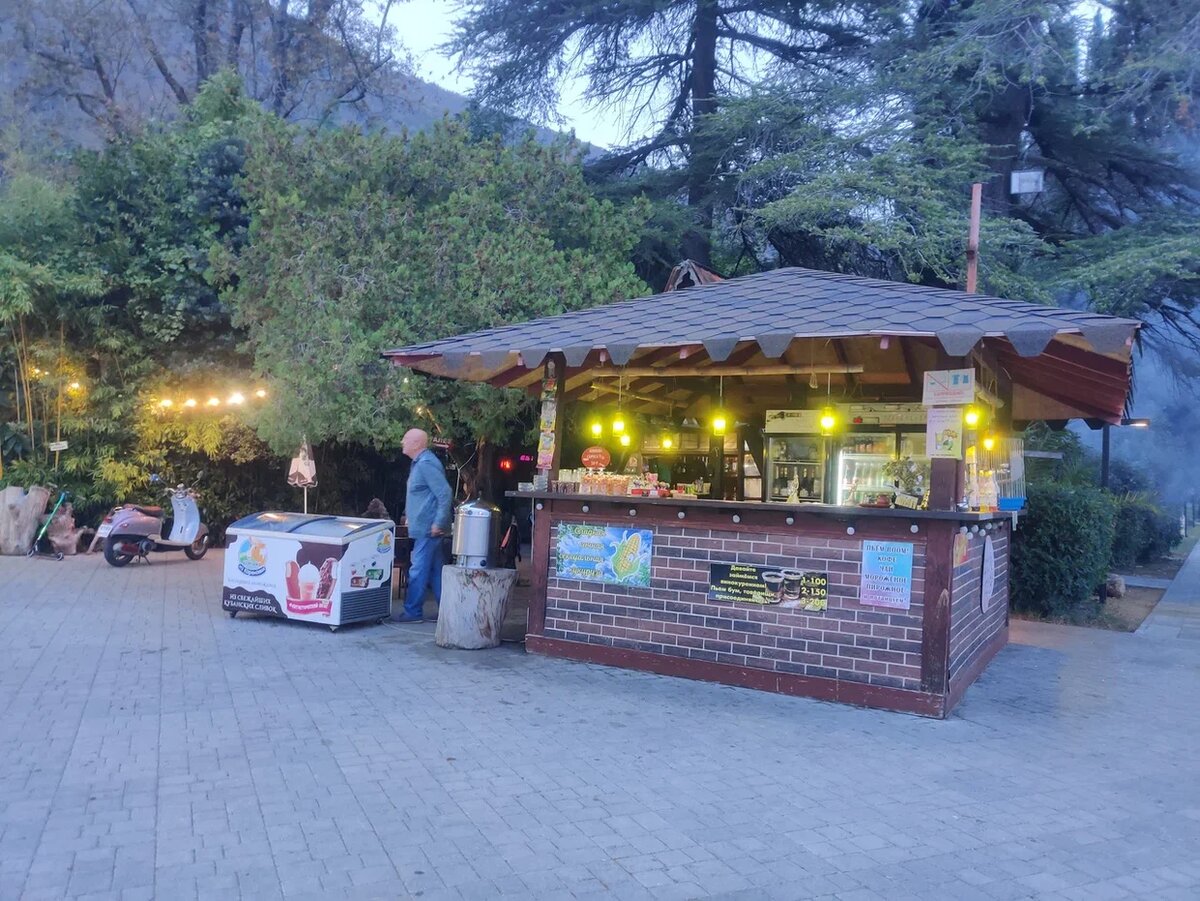 Приморский парк в Гагре. Кафе BOOM. фото Светы Давыдовой