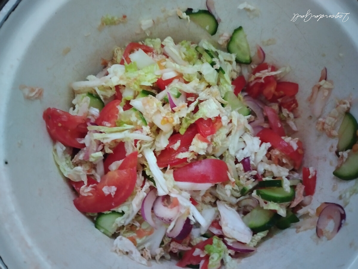 Салат с пекинкой накрошила, да с ялтинским лучком.