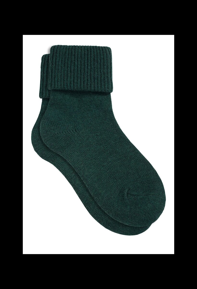 Шерстяные носки – необходимый атрибут одежды в холодную погоду.Неоспоримое преимущество шерстяных носков в их целебных свойствах. Обладая согревающей способностью, этот материал отлично поддерживает тепло.Шерсть ангоры 70%.
