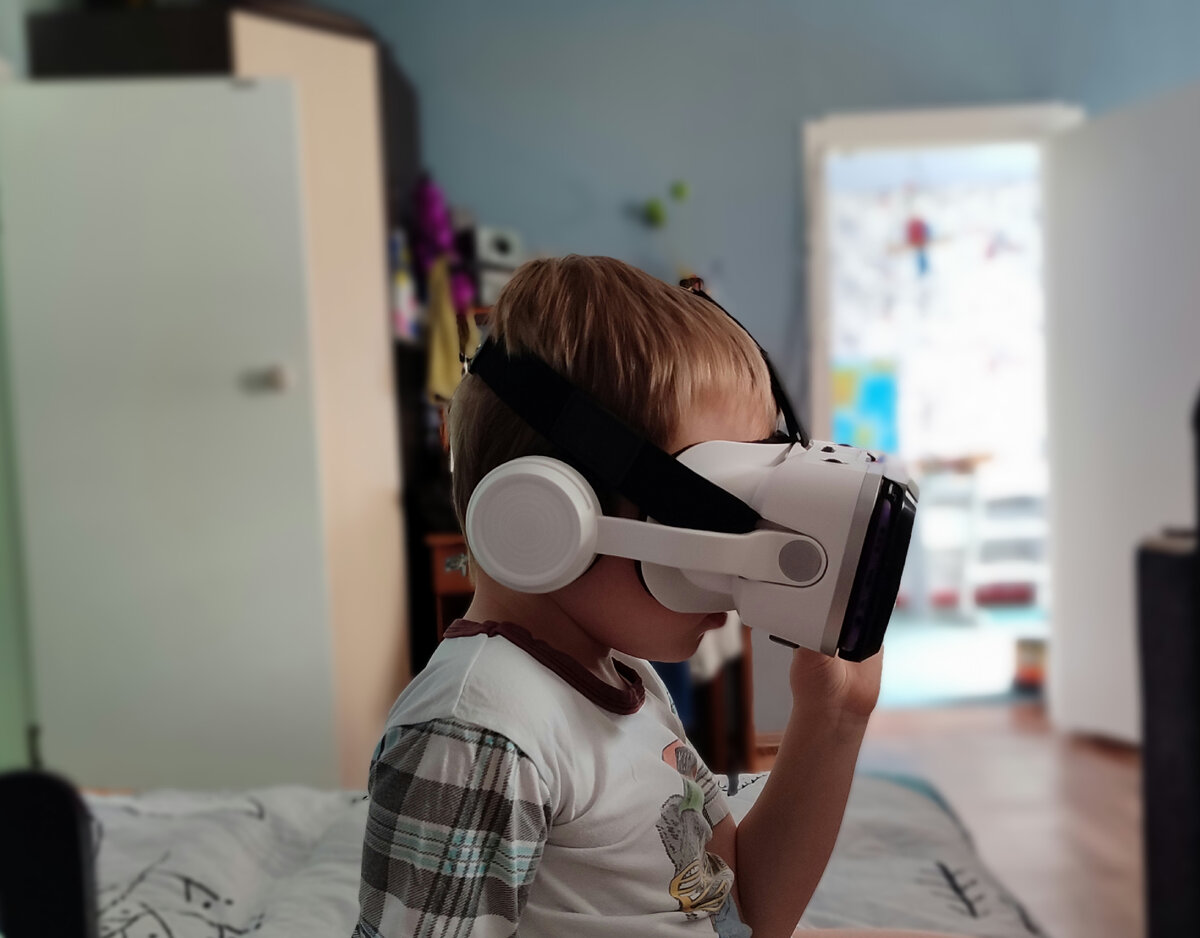 Паша и очки, которые им с братом подарила моя сестра. Очень, конечно, мальчишкам повезло, что у них есть богатая и щедрая тётя