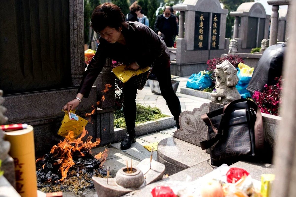 Когда захоронят прах ширвиндта. Цинмин в Китае сжигание денег. Китайский праздник Цинмин. Цинмин праздник в Китае сжигание денег. Фестиваль Цинмин (Qingming Festival).