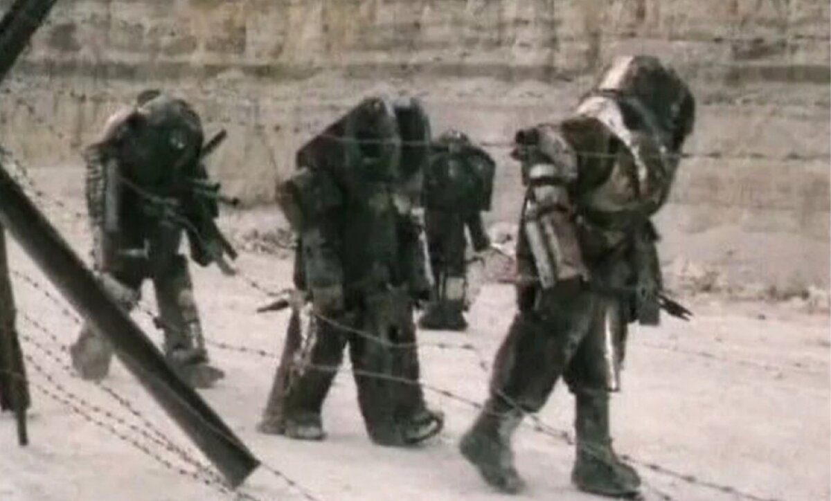 В кадре постоянно только несколько роботов, и выглядят они... так себе...