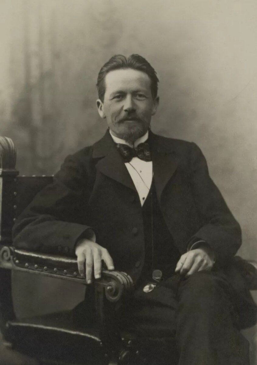 Антон Павлович Чехов улыбается