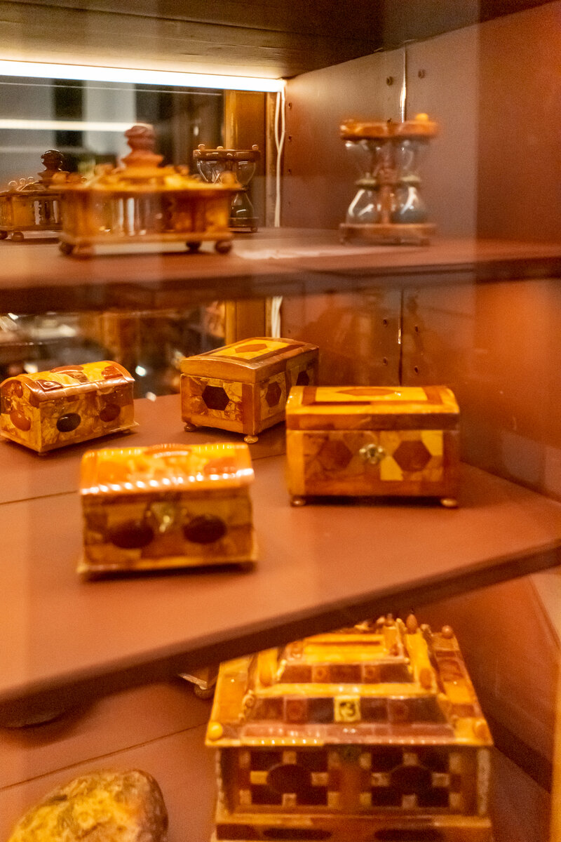 «Ярче солнца»: впервые вся янтарная коллекция Царского Села выставлена ...