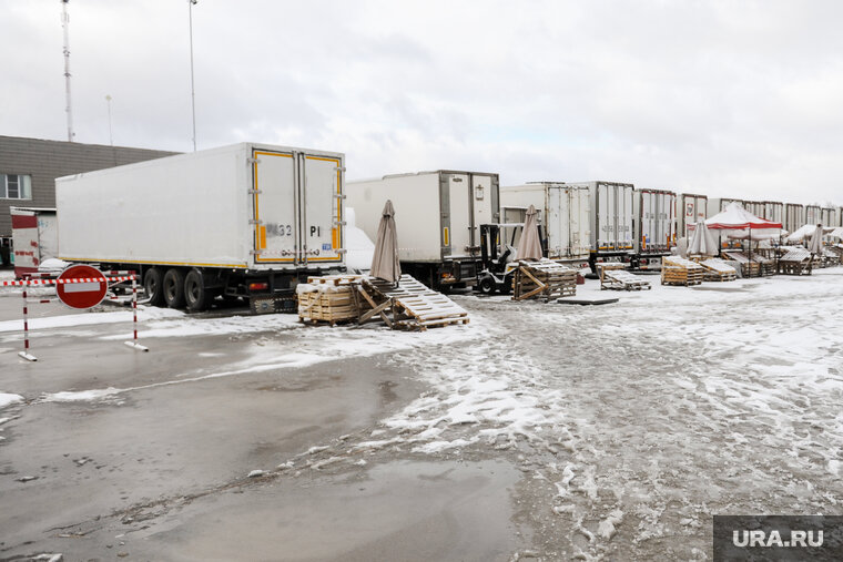    Судебные приставы опечатали все боксы