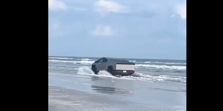    Tesla Cybertruck заезжает в воды Мексиканского залива в Порт-Аранзасе, штат Техас / © Reddit