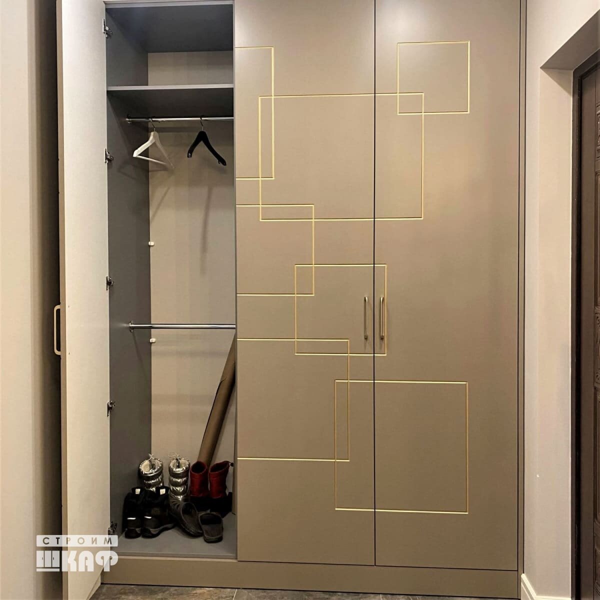 Шкаф встроенный распашной с фрезеровкой, выполнен на заказ компанией СтроимШкаф