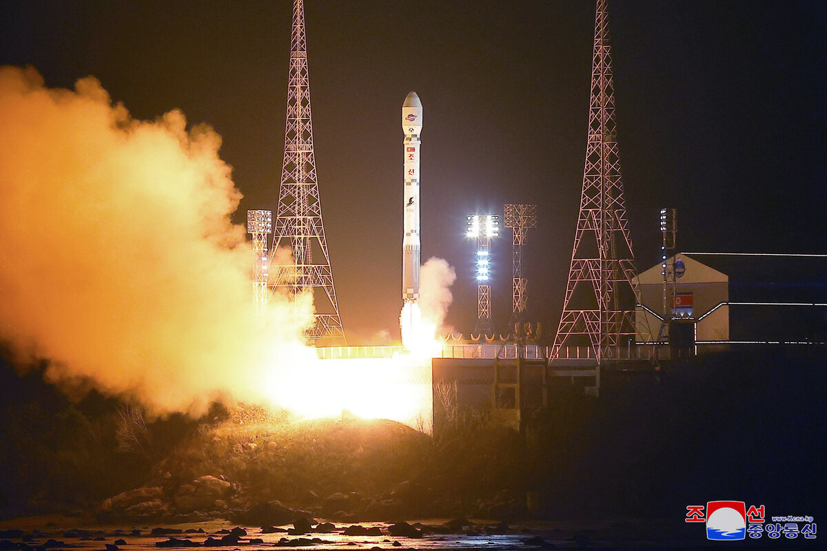 Запуск Северокорейской ракеты "Манригён-1"