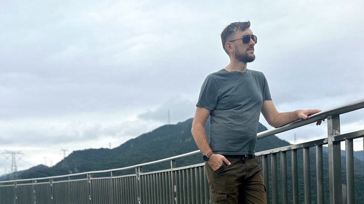 Иван Мордовин, руководитель Артель Русичи, на стеклянном мосту-водопаде «Небесные врата»