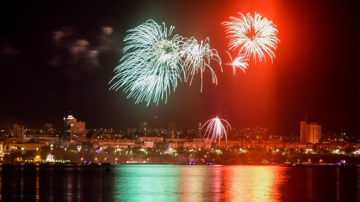    В кулуарах обсуждают вероятность отмены праздничных фейерверков в Волгограде на Новый год. Впрочем, официально этот вопрос пока не озвучен.