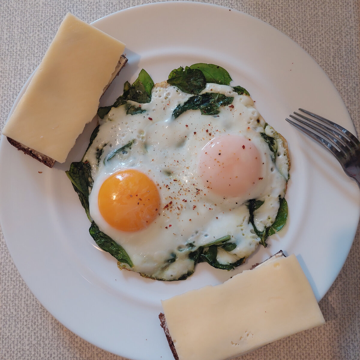 Калорийность двух яиц СО - 204 ккал, бутерброд из бородинского хлеба 50 г (на 100 г - 207 ккал) с маслом  10 г (на 100 г - 748 ккал) и сыром голландским 30 г (на 100 г- 350 ккал). Итого завтрак: 489 ккал.